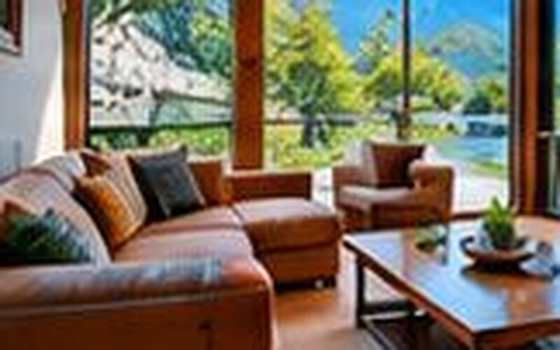 大きな窓から山並みが見える別荘のリビング