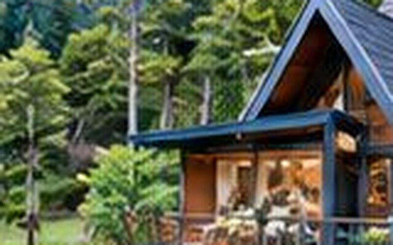 森に囲まれた三角屋根のリゾート物件
