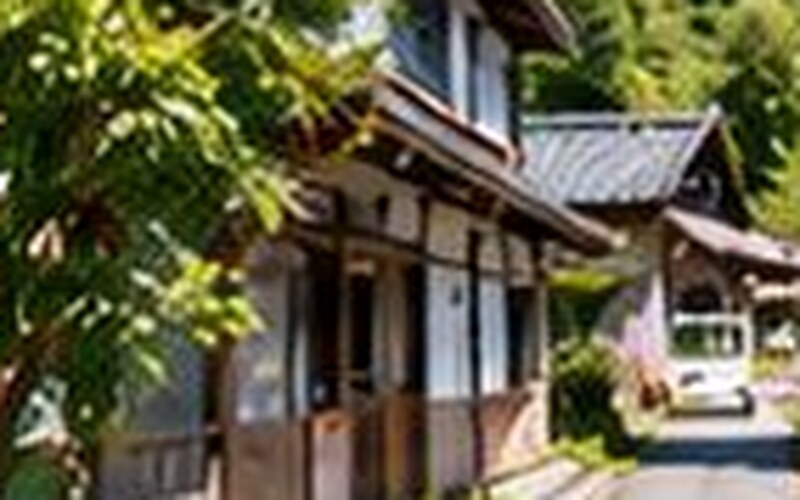 古い木造家屋が並ぶ山間の道